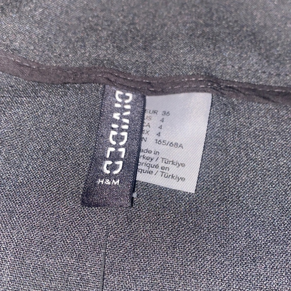 H&M grey and white poke-a-dot pleated skirt - Picture 2 of 3